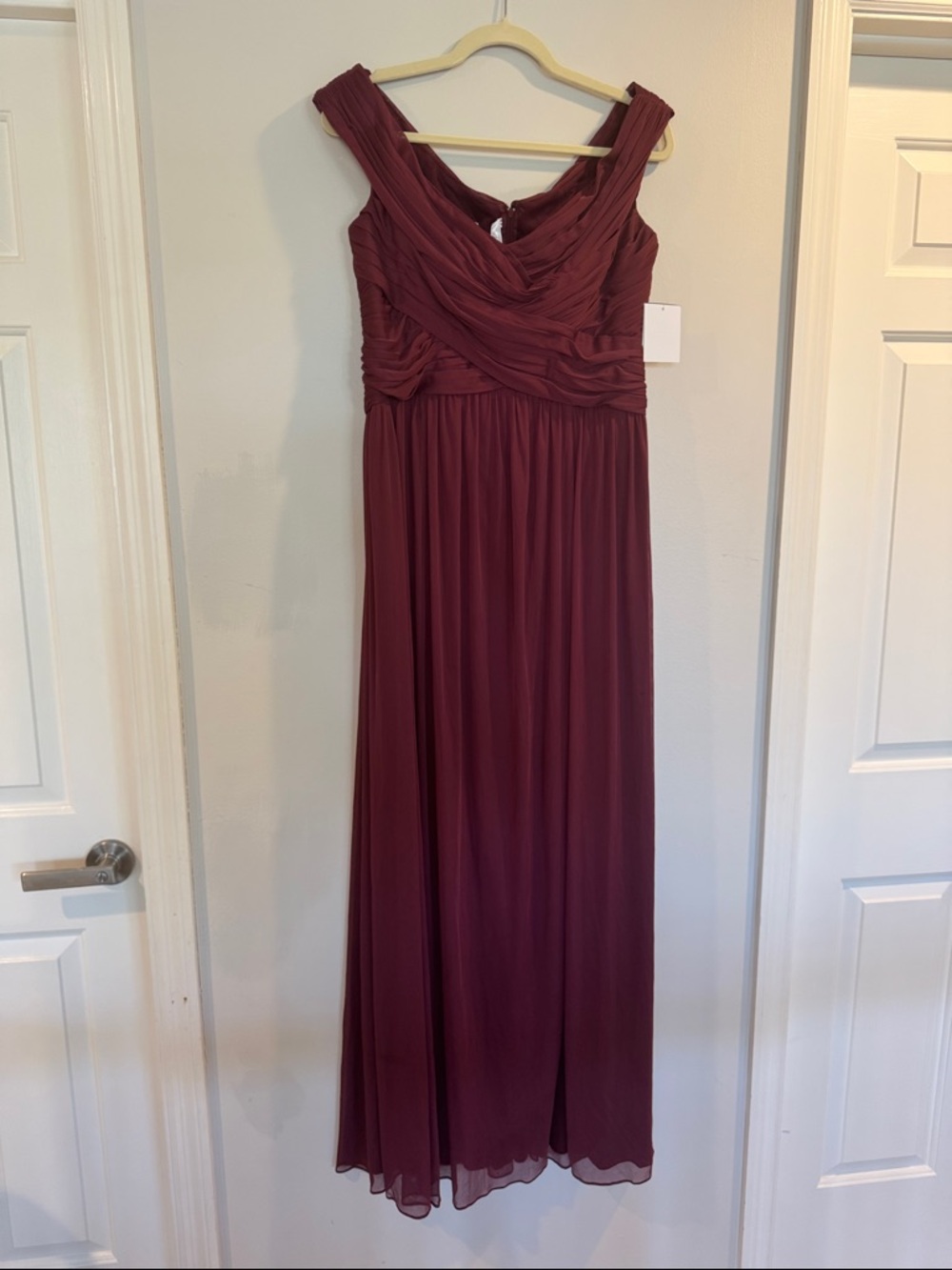 NWT Women’s Sleeveless Ruched Bodice off the shoulder Chiffon Maxi Dress - Wine